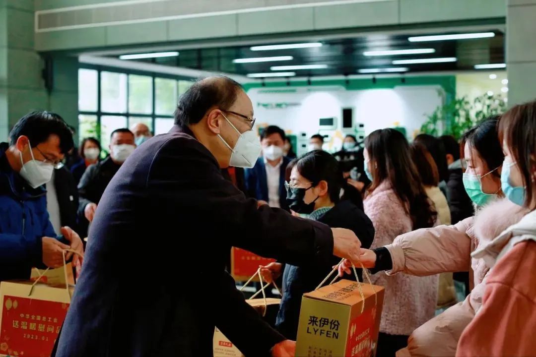 全国总工会党组成员、经费审查委员会主任李晓钟一行莅临利博官网股份文旅板块温暖慰问