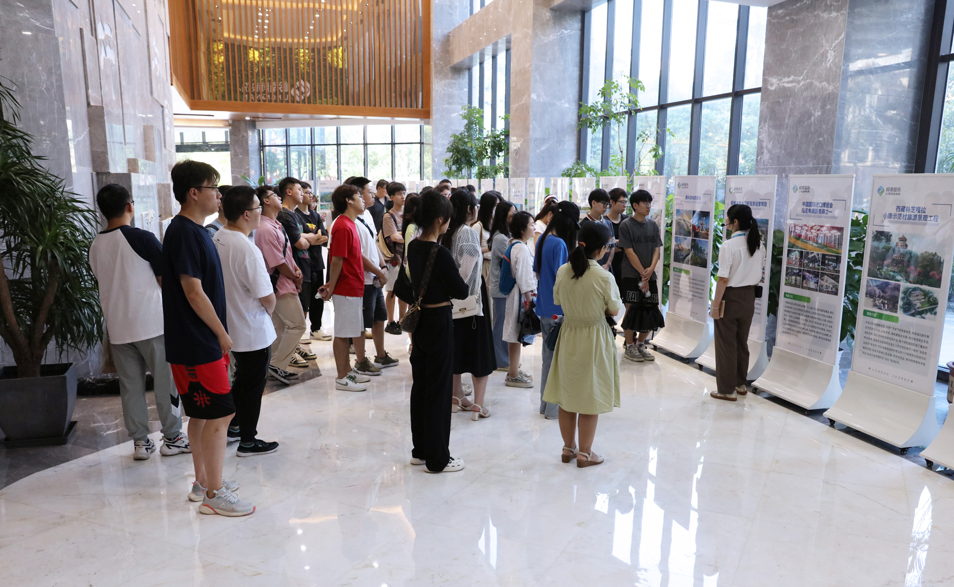 校企合作 | 东莞理工学院师生走进利博官网股份参观交流